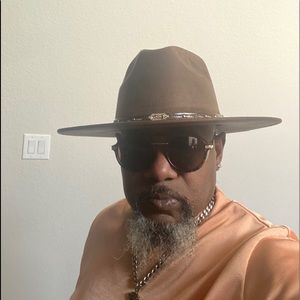 Meet your Posher, Derrick